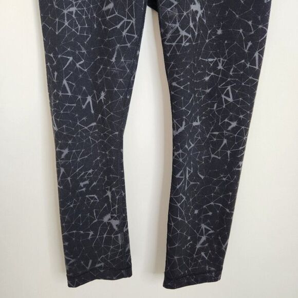 Lululemon Wunder Under Crop Hi-Rise in the Crackled Ice Black/White print size 4 - Picture 6 of 11